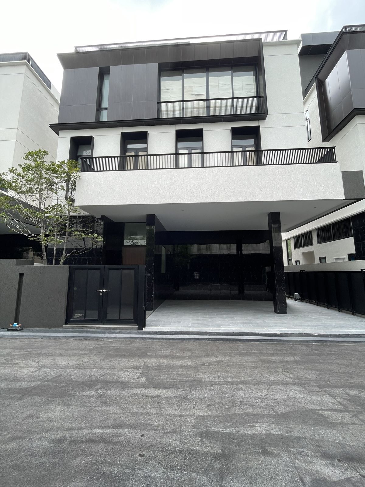 ขายบ้านรามคำแหง หัวหมาก : บ้าน Super Luxury “ARNA Rama9” 4 ห้องนอน 5 ห้องน้ำ 3 ที่จอดรถ บ้านเดี่ยว 3 ชั้น + ดาดฟ้า สไตล์ Super Luxury บนทำเลศักยภาพสูงใจกลางพระราม 9 – รามคำแหง ใจกลางเมือง ใกล้รถไฟฟ้าสายสีส้ม 
