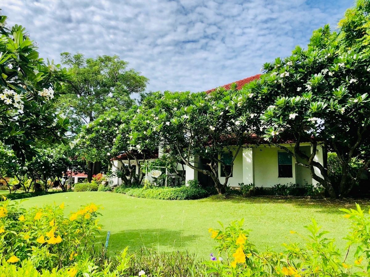 ขายบ้านหัวหิน ประจวบคีรีขันธ์ : 📢👇 หัวหินเป็นเมืองชายทะเลที่สวยงามและเป็นที่นิยมสำหรับวันหยุดพักผ่อน บ้านพักตากอากาศที่นี่ เพื่อนบ้านดี ฮวงจุ้ยดี เป็นตัวเลือกที่ดีสำหรับผู้ที่ต้องการความเป็นส่วนตัว พื้นที่กว้างขวาง และความสะดวกสบาย