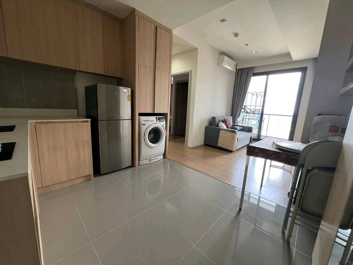 For RentCondoSapankwai,Jatujak : 🎉 The center is full. There is a battery court, basketball court, PET Zone, very big, the condo on the main road. Walk to the BTS 2 Morchit - Saphan Khwai Station.