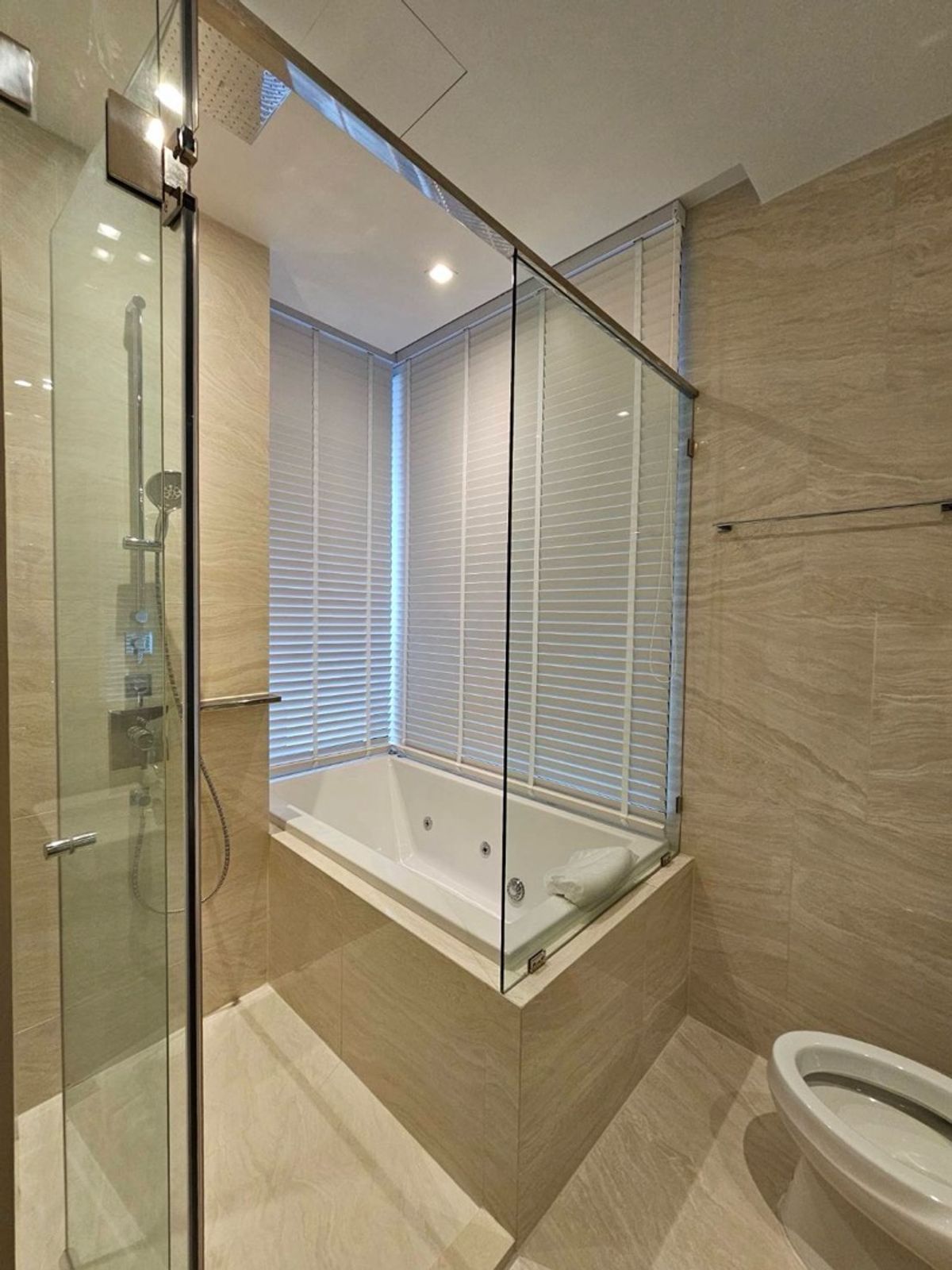 For RentCondoSilom, Saladaeng, Bangrak : 🔥For urgent rent🔥Ashton Silom, luxurious room, fully furnished, in the heart of the city, near Chong Nonsi BTS station, ready to move in