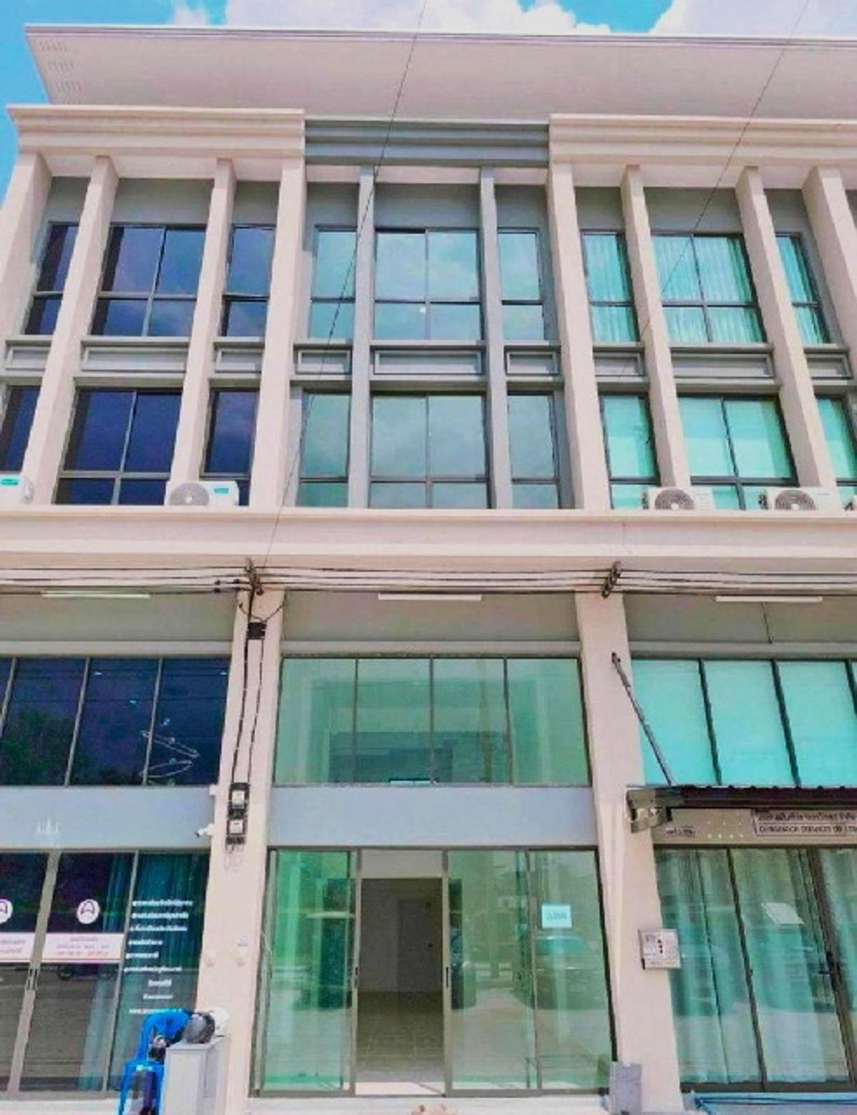 For RentShop HousePathum Thani,Rangsit, Thammasat : Future Park Rangsit 2.1 km. Rangsit-Nakhon Nayok Road Klong1 For rent commercial building 3.5-store