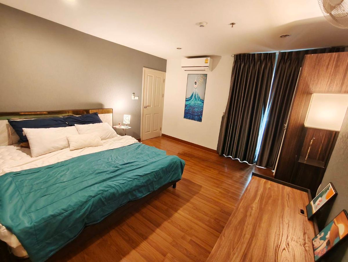 ให้เช่าคอนโดบางซื่อ วงศ์สว่าง เตาปูน : ห้องคอมบาย Regent Home27   ตึก C ชั้น 18 พื้นที่ห้อง 56 ตร.ม.  สิทธิ์ที่จอดรถยนต์ 2 คัน และที่จอดรถมอร์เตอร์ไซด์ 2 คัน    