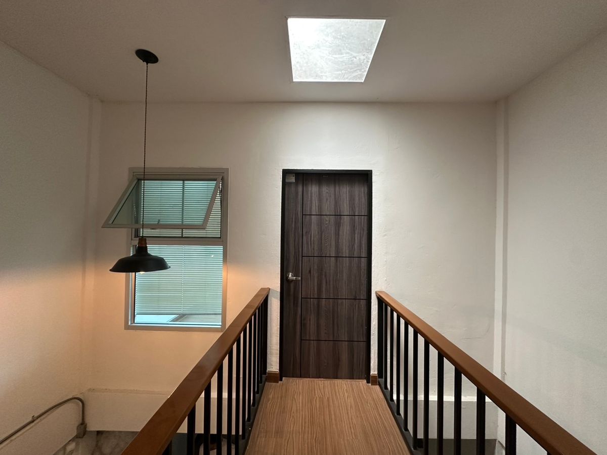 ขายทาวน์โฮมโชคชัย4 ลาดพร้าว71 : 🌟 ทาวน์เฮ้าส์ 2 ชั้น สไตล์ Loft Industrial สุดเท่ ทำเลทองใน โชคชัย4! 🌟 