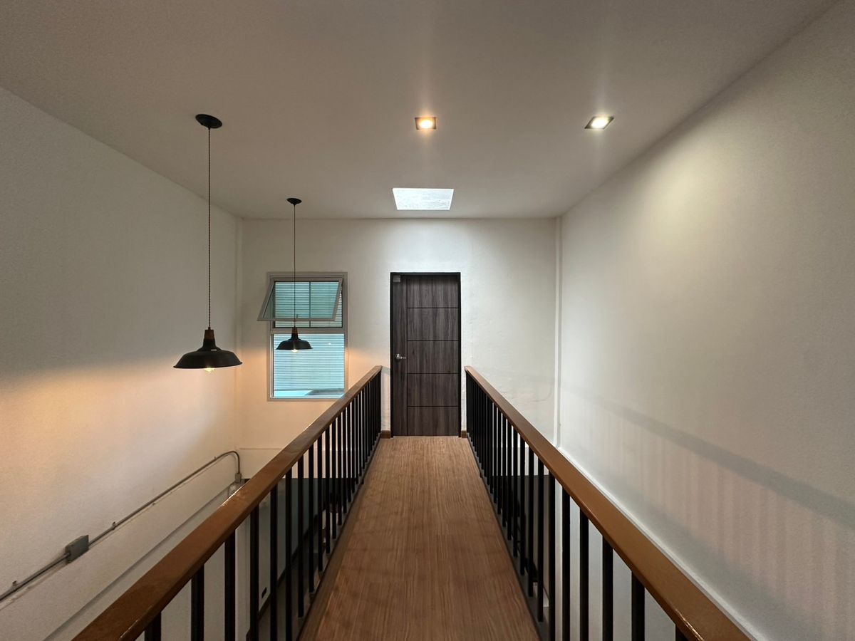 ขายทาวน์โฮมโชคชัย4 ลาดพร้าว71 : 🌟 ทาวน์เฮ้าส์ 2 ชั้น สไตล์ Loft Industrial สุดเท่ ทำเลทองใน โชคชัย4! 🌟 