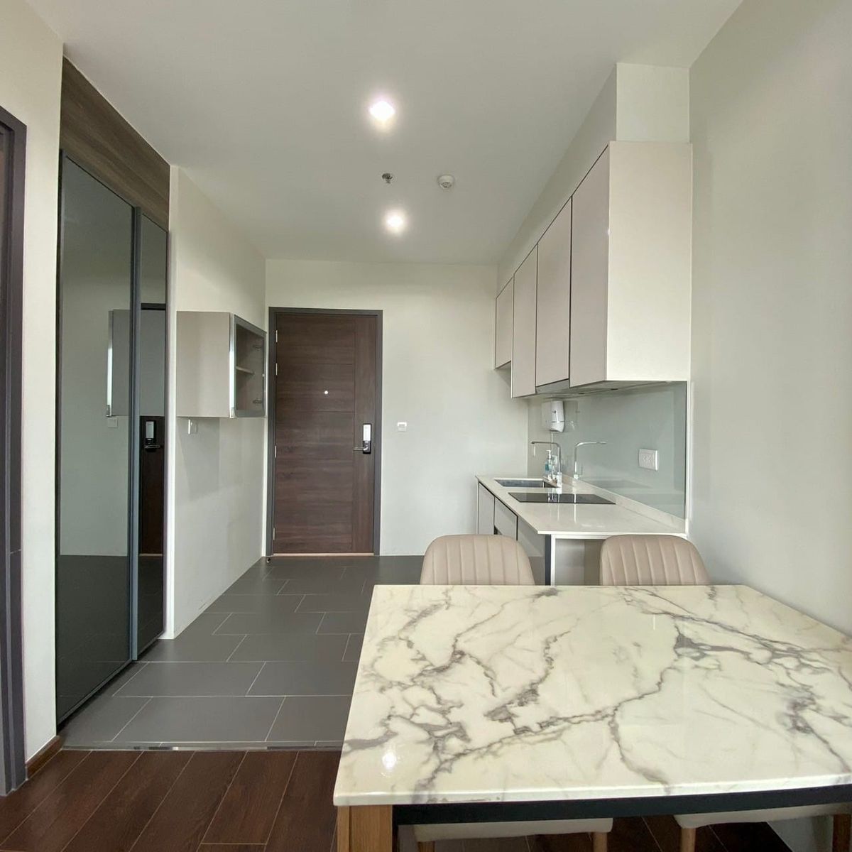 ขายคอนโดสุขุมวิท อโศก ทองหล่อ : C EKKAMAI / 1 Bedroom (SALE WITH TENANT) , ซี เอกมัย / 1 ห้องนอน (ขายพร้อมผู้เช่า) NUUN054