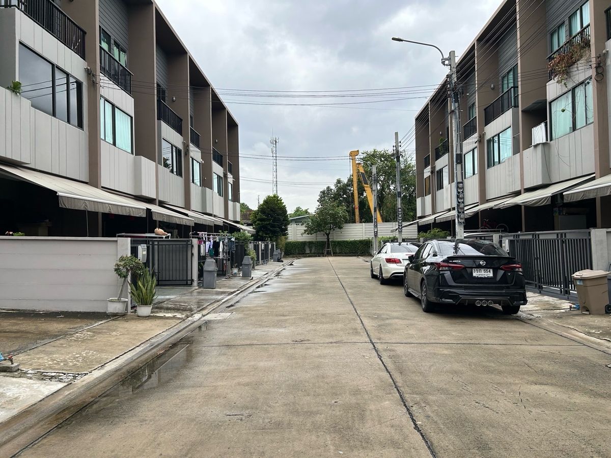 For RentTownhomeSeri Thai, Ramkhamhaeng Nida : Rent 3 -story townhome, Ban Klang Mueang Project Lat Phrao-Seri Thai 52, good condition, beautiful condition