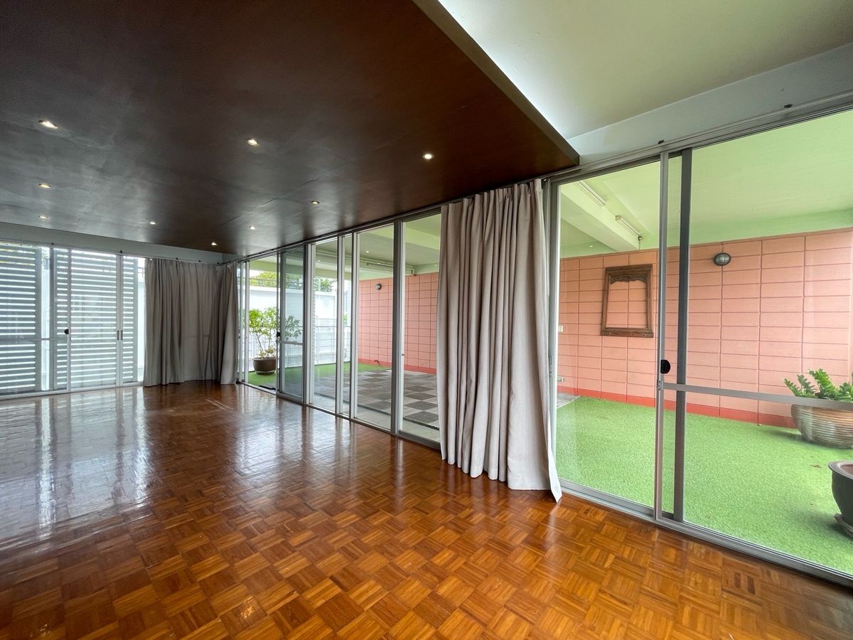 For RentHouseSathorn, Narathiwat : RENT : big size unit 120 sq.m. , BTS Chongnonsi stn.