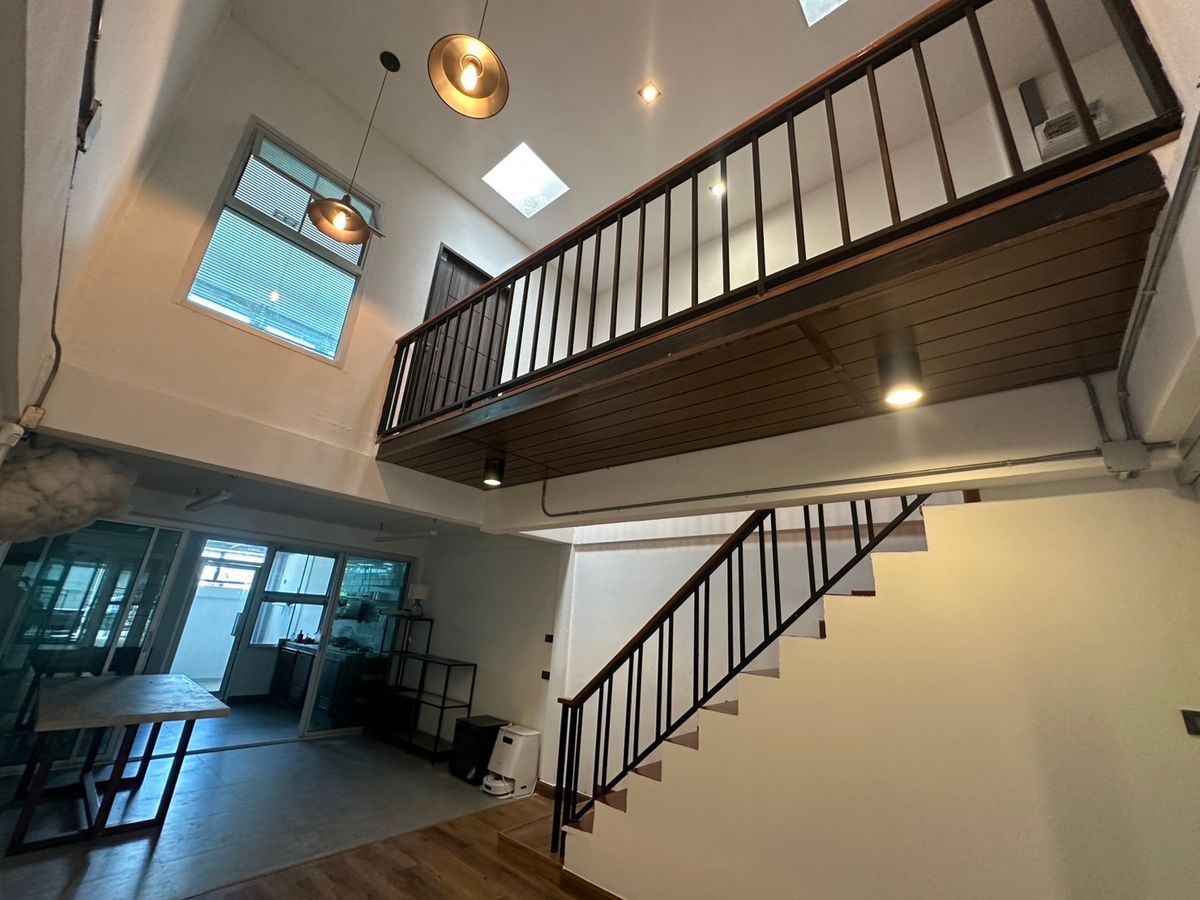 ขายทาวน์โฮมโชคชัย4 ลาดพร้าว71 : 🌟 ทาวน์เฮ้าส์ 2 ชั้น สไตล์ Loft Industrial สุดเท่ ทำเลทองใน โชคชัย4! 🌟 