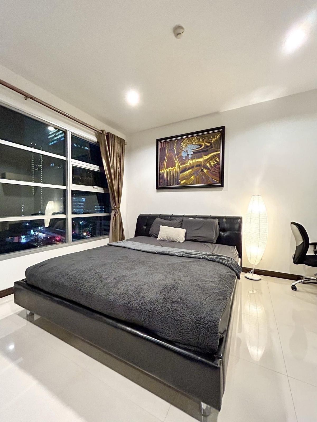 For RentCondoRatchathewi,Phayathai : Rent RR272 Baanklangkrung Siam-Pathumwan, a wide room in the middle of the city near the BTS Ratchathewi.