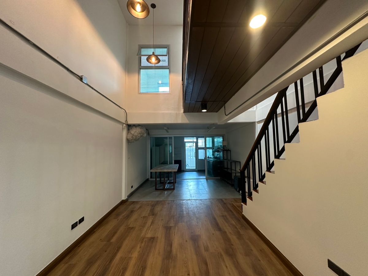 ขายทาวน์โฮมโชคชัย4 ลาดพร้าว71 : 🌟 ทาวน์เฮ้าส์ 2 ชั้น สไตล์ Loft Industrial สุดเท่ ทำเลทองใน โชคชัย4! 🌟 