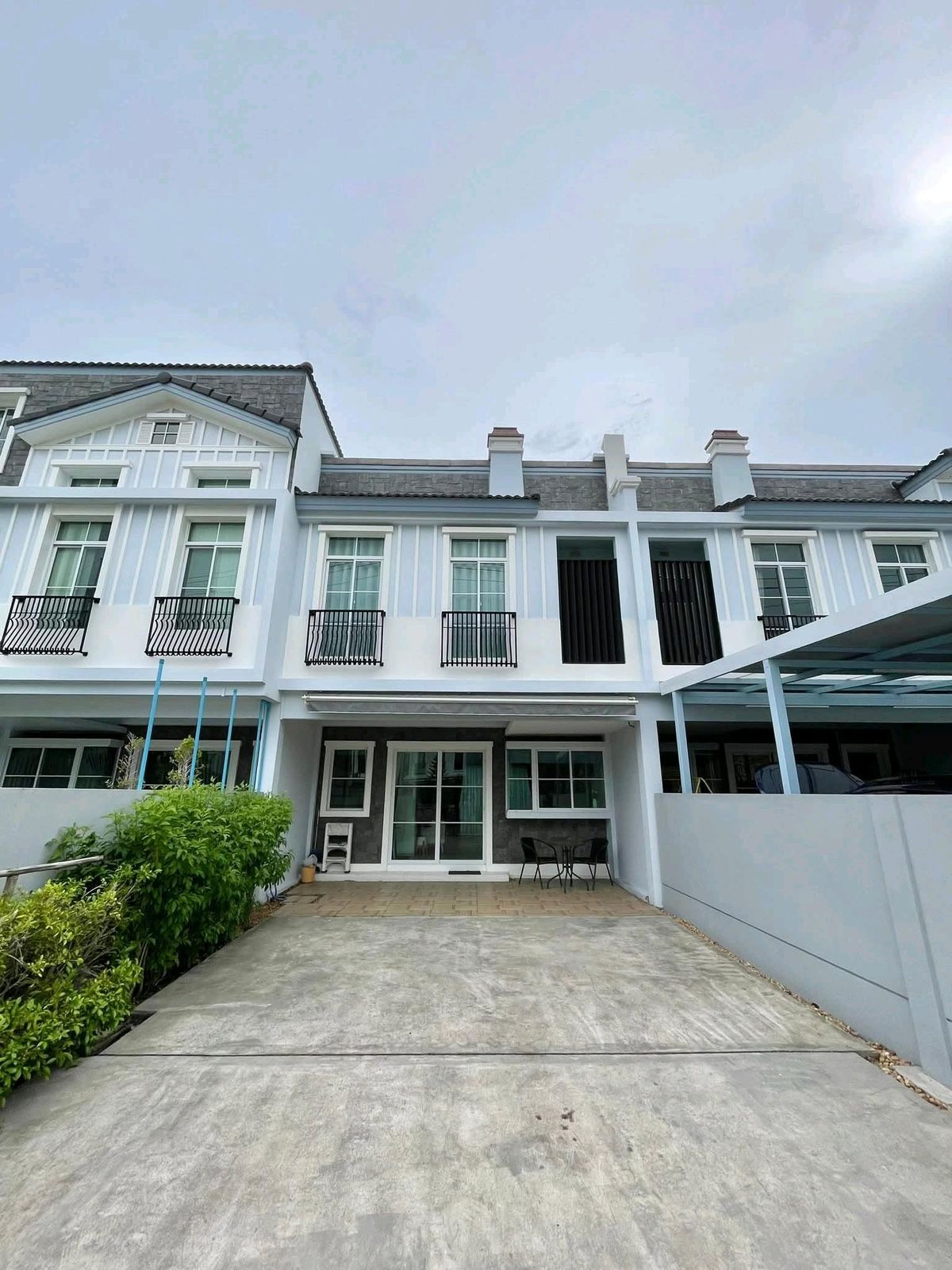 ให้เช่าทาวน์โฮมบางนา แบริ่ง ลาซาล : 🏡 บ้าน Indy 2 บางนา รามคำแหง 2 ติดถนนเมน ถนนเมน 4 เลน (16 เมตร) เฟสสวยหน้าสวน ตรงข้าม clubhouse พร้อมเฟอร์ครบทั้งหลัง 📺