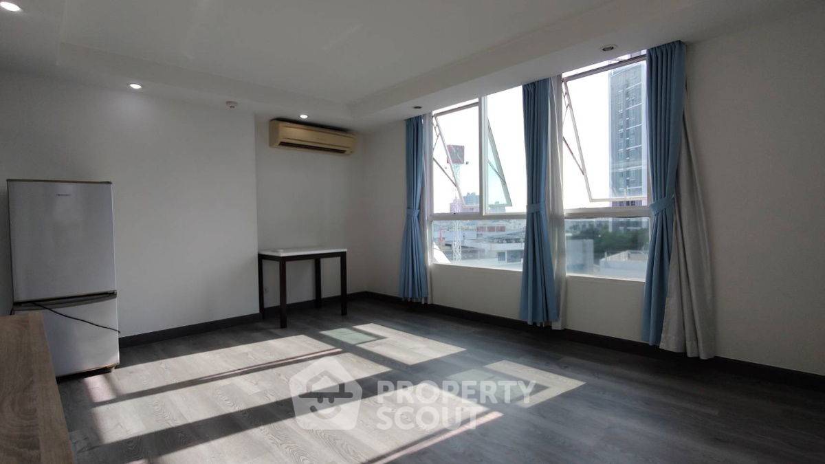 For SaleCondoOnnut, Udomsuk : 1-BR Condo at Zenith Place @ Sukhumvit Condominium near BTS Phra Khanong