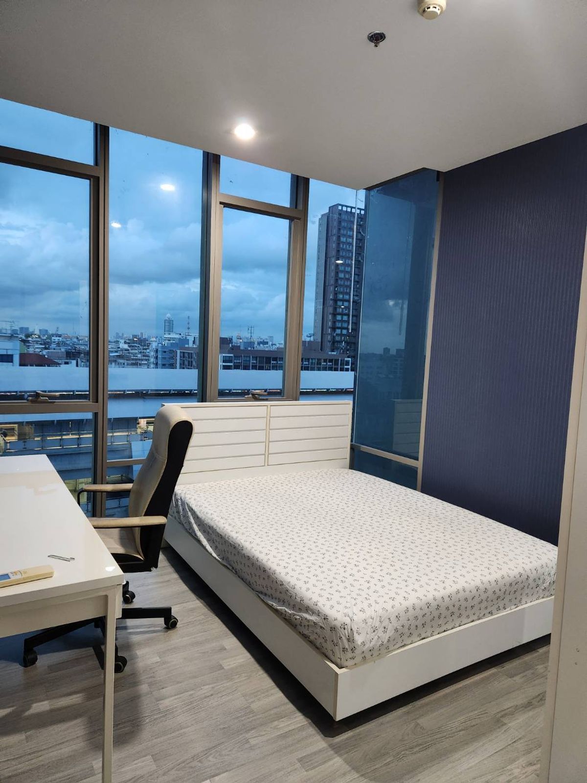 ให้เช่าคอนโดวงเวียนใหญ่ เจริญนคร : Condo for rent  : The Room BTS Wongwian Yai( BTS Wongwian) MK-02  line @livingbkk