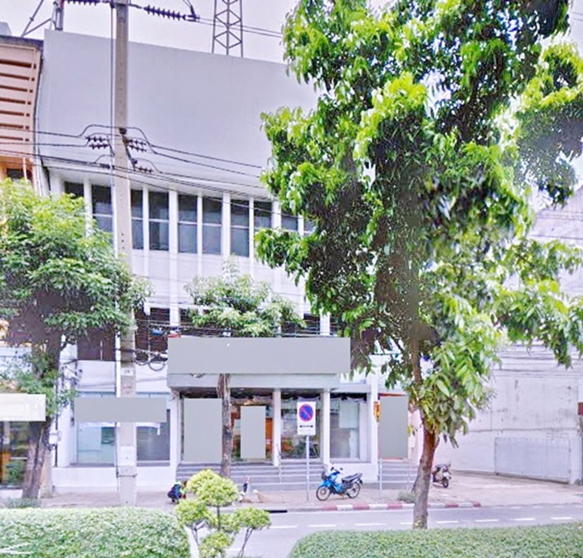 For RentOfficeRama9, Petchburi, RCA : BTS Ekkamai 1km. BTS Thonglor 1.2km. Parking for 10cars. For rent 3-storey office building + rooftop