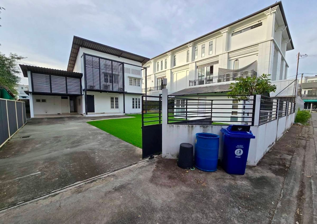 For RentHouseNawamin, Ramindra : 🔥🔥29869🔥🔥2-storey detached house for rent 🌐LINE ID: @fastforrentcondo Suitable for use as an office, showroom, central kitchen, nursing home and residence. Pets allowed. Can register a juristic person.