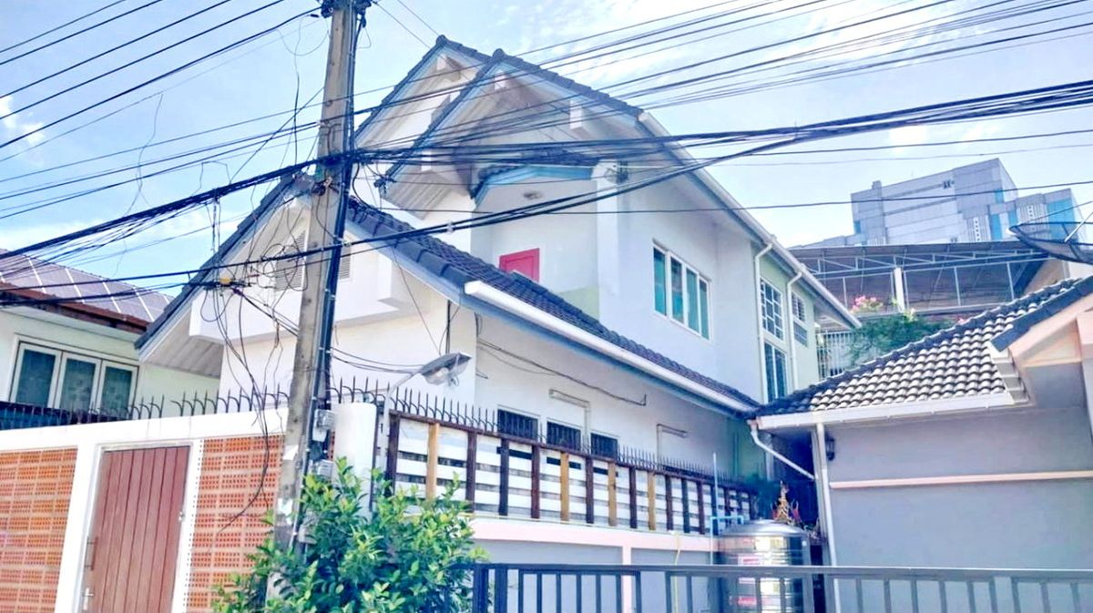 For RentHouseLadprao, Central Ladprao : H0596😊 For Rent 2-storey detached house, 🚪3 bedrooms 🚄 Near MRT Ratchadaphisek 🏢 Ladprao 🔔 House area: 49 sq.w. 🔔 Usable space: 380 sq.m. 💲 Rent: 25,000 ฿ 📞O99-5919653, O65-9423251✅LineID: @Surarest Repute