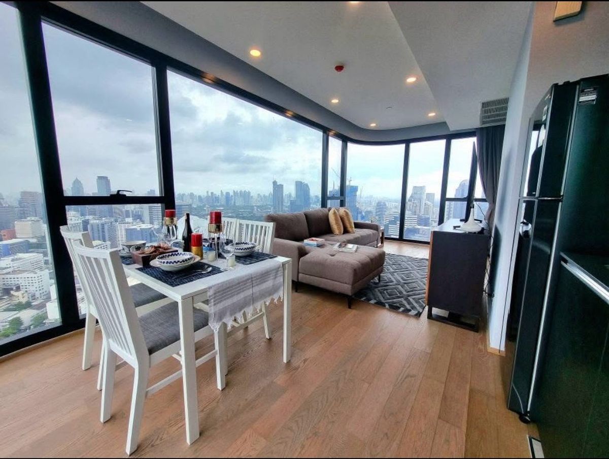 ให้เช่าคอนโดสยาม จุฬา สามย่าน : Room for Rent แอชตัน จุฬา-สีลม 2 ห้องนอน 2 ห้องน้ำ ขนาด 63 ตรม high floor Skyview ชั้น 45 line @900cqqhk tel 0859114585 ห้องนั่งเล่นวิวพาโนรามา 180 องศา เห็นสวนลุม โ