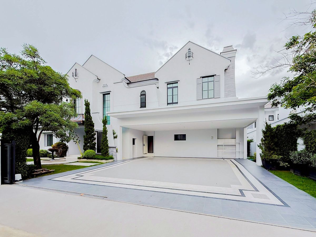 For RentHousePattanakan, Srinakarin : Rent a 2 -story luxury single house, Nantawan Rama 9 Project - Krungthep Kreetha, new house, new house, complete with good location, convenient to travel near the expressway near the mall. Near the school