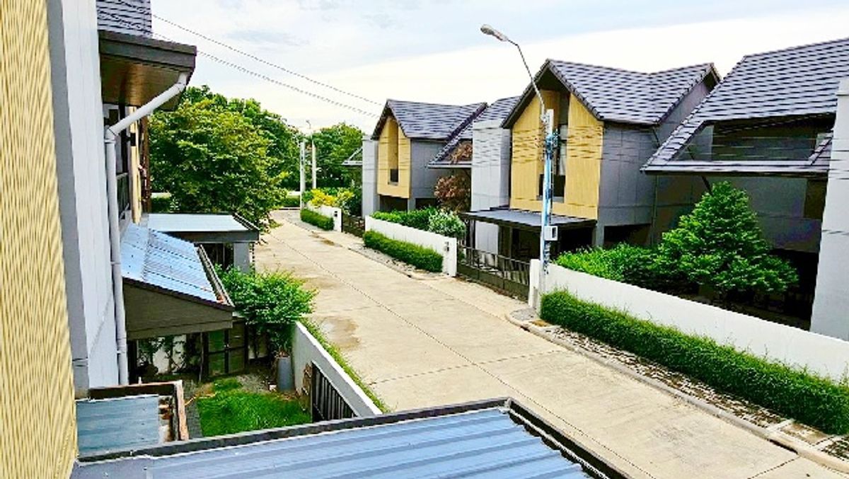For RentHouseNawamin, Ramindra : Watcharaphon Peumsin 500m. Ekkamai Expressway BTS Bhumibol Adulyadej Hospital 2km. For sale-rent