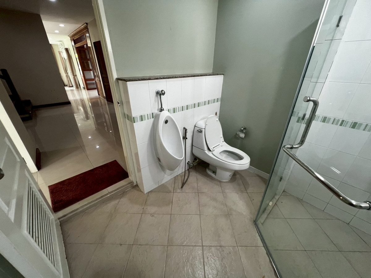 For RentHouseNonthaburi, Bang Yai, Bangbuathong : Newly renovated 4-bedroom house on Ratchaphruek Road. 166 sq.wah, located at the beginning of the project.