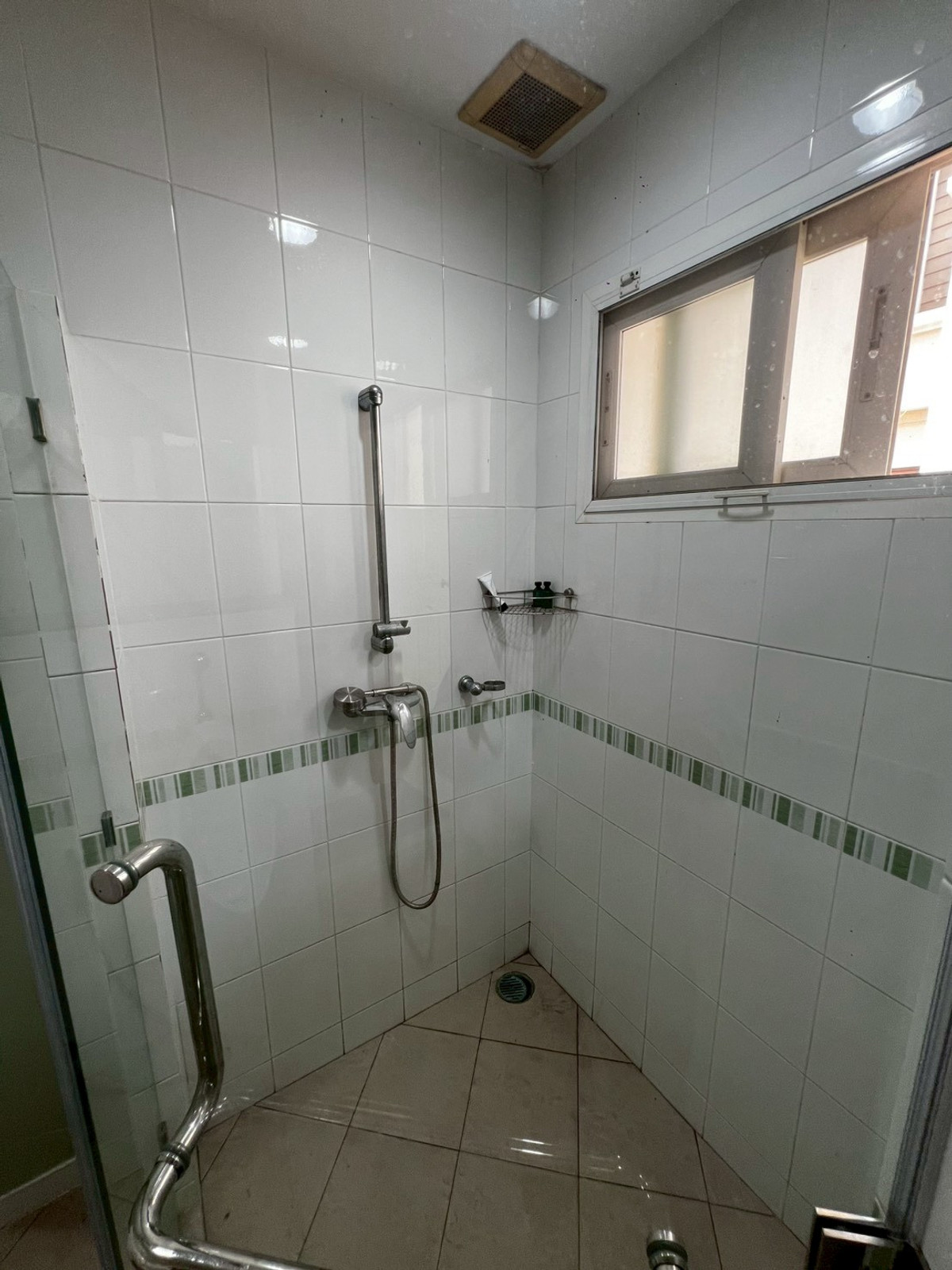 For RentHouseNonthaburi, Bang Yai, Bangbuathong : Newly renovated 4-bedroom house on Ratchaphruek Road. 166 sq.wah, located at the beginning of the project.