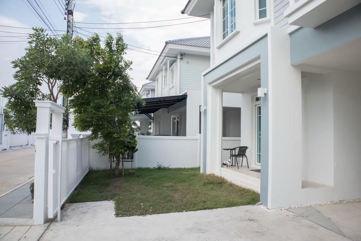 For RentHousePathum Thani,Rangsit, Thammasat : house on Bangkok-Pathum road have 4-bedroom and pet-friendly, close to a golf course. Fully furnished.