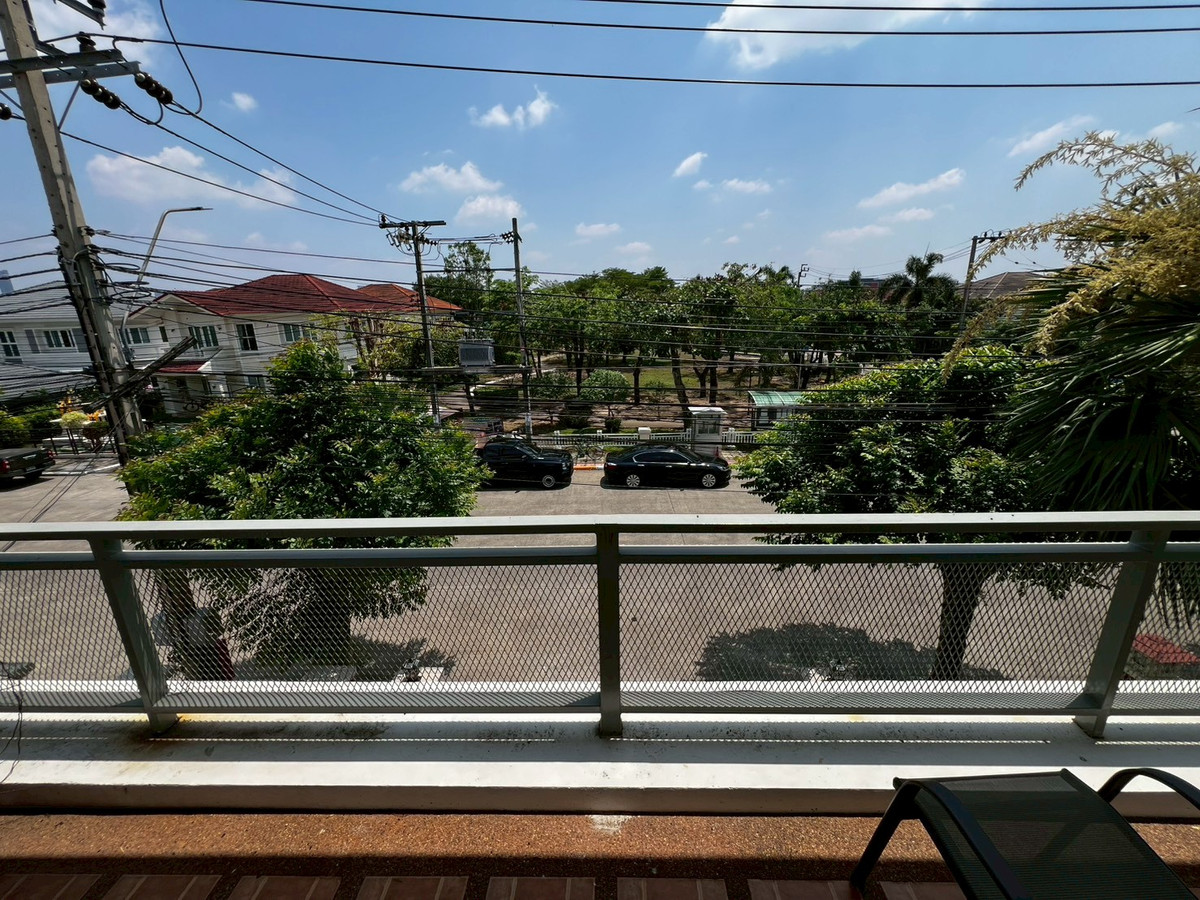 For RentHouseNonthaburi, Bang Yai, Bangbuathong : Newly renovated 4-bedroom house on Ratchaphruek Road. 166 sq.wah, located at the beginning of the project.