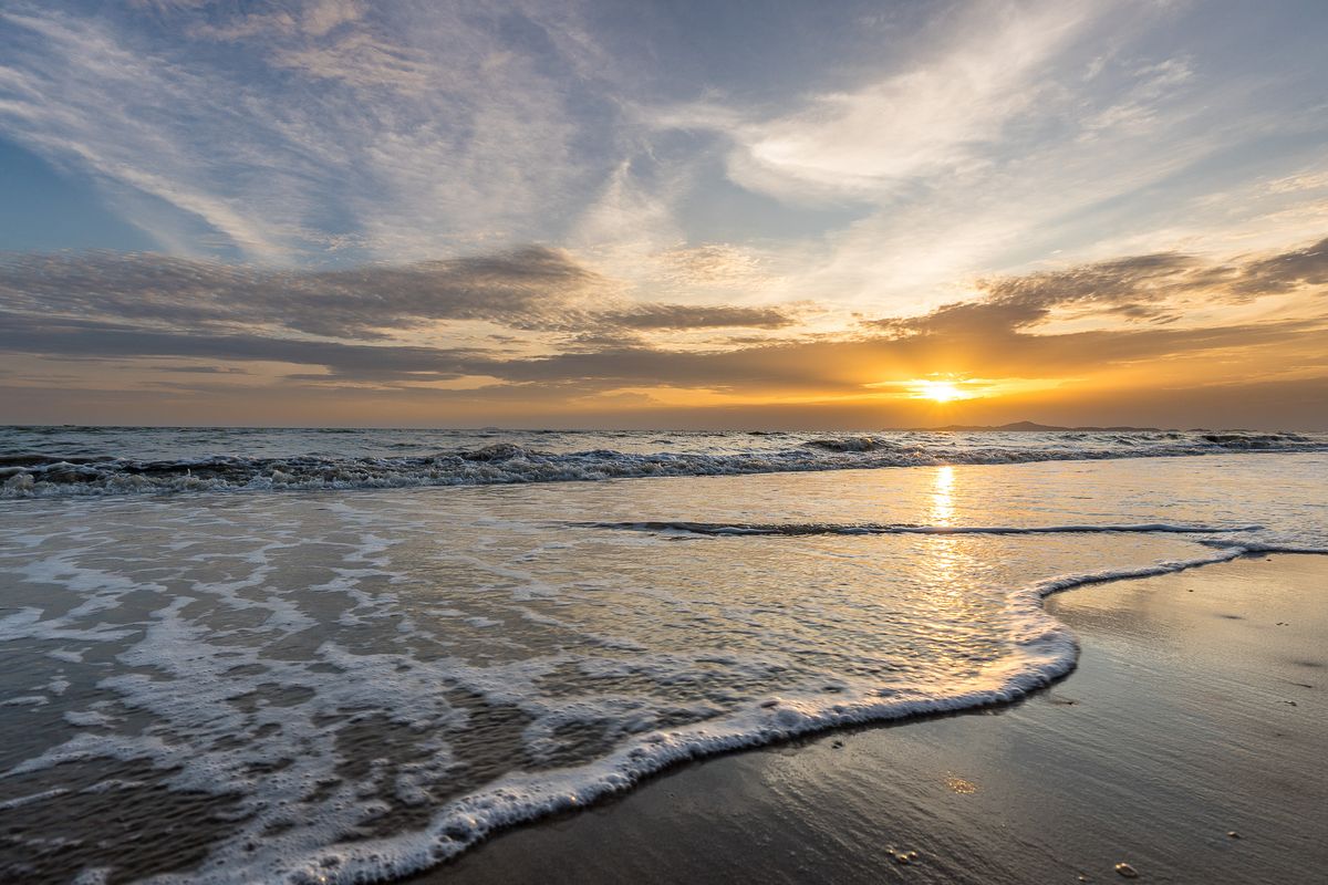 CondoPattaya, Bangsaen, Chonburi : Low sale, luxury condo capital, private beach, Wirada Hotel, 1 bedroom, corner room, sea view, middle floor with furniture