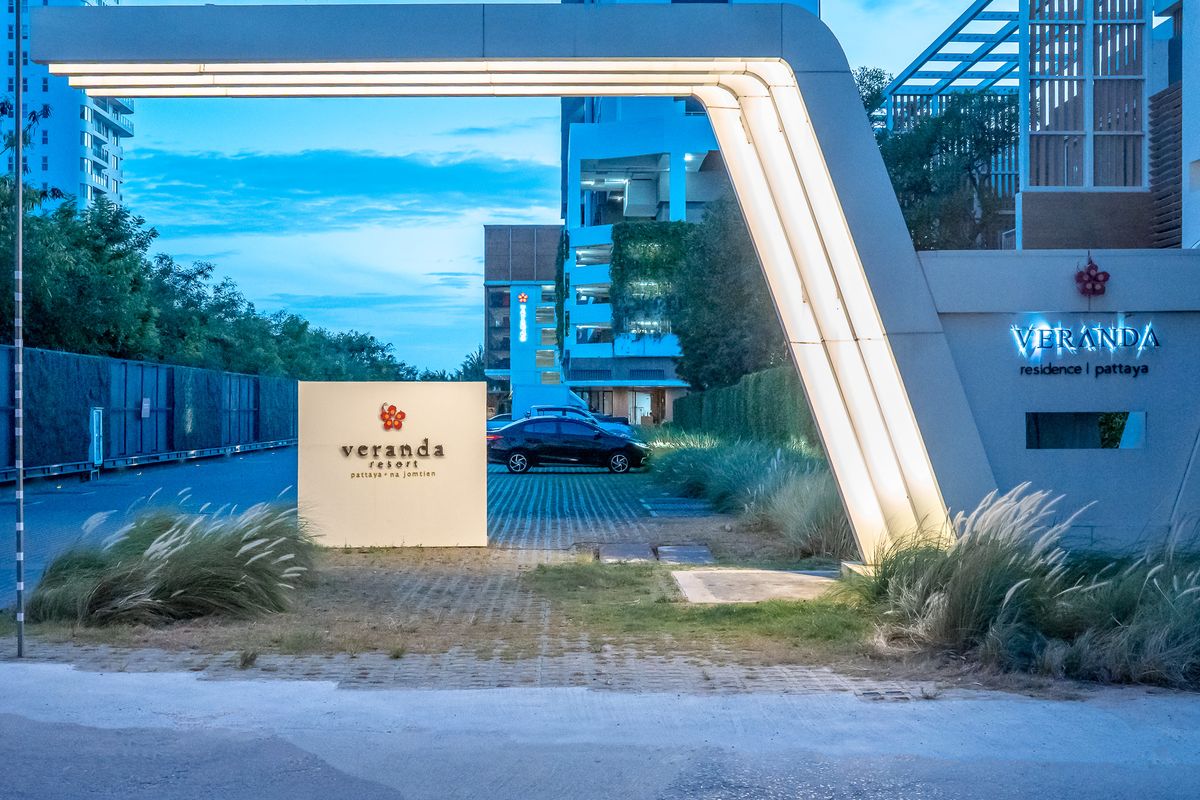 CondoPattaya, Bangsaen, Chonburi : Low sale, luxury condo capital, private beach, Wirada Hotel, 1 bedroom, corner room, sea view, middle floor with furniture