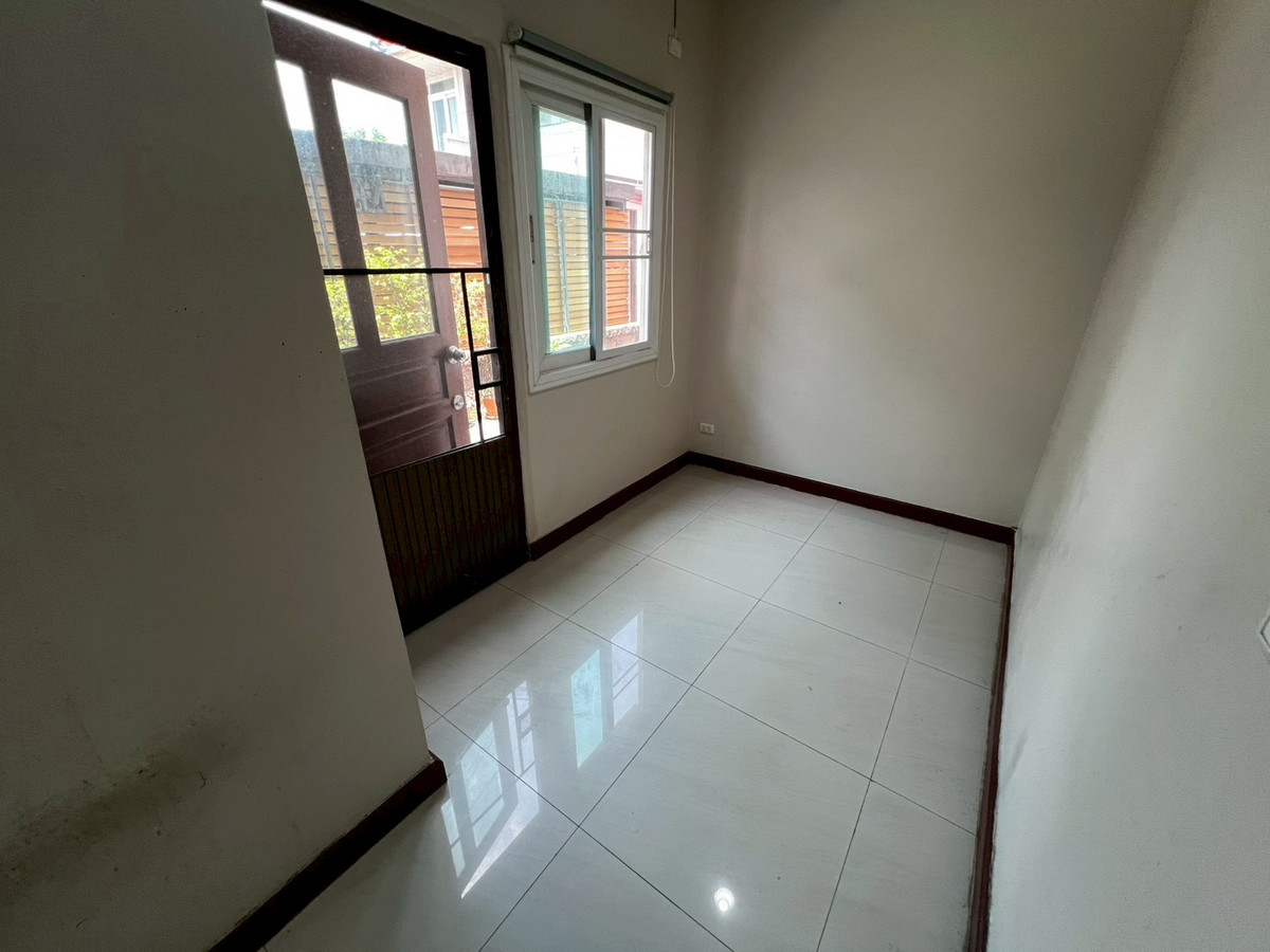 For RentHouseNonthaburi, Bang Yai, Bangbuathong : Newly renovated 4-bedroom house on Ratchaphruek Road. 166 sq.wah, located at the beginning of the project.