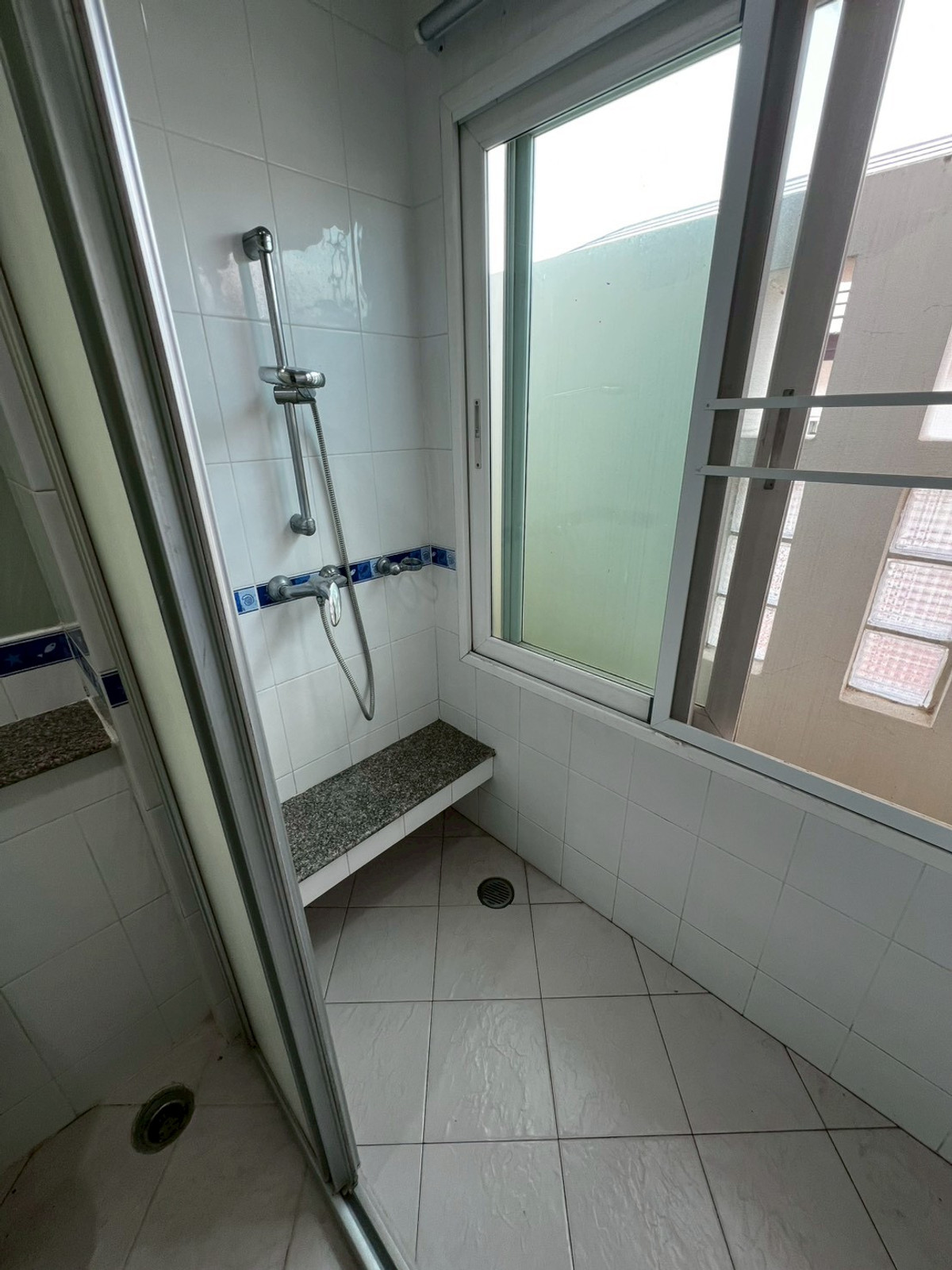 For RentHouseNonthaburi, Bang Yai, Bangbuathong : Newly renovated 4-bedroom house on Ratchaphruek Road. 166 sq.wah, located at the beginning of the project.