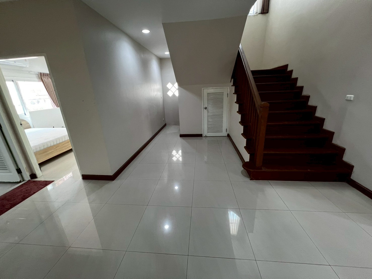 For RentHouseNonthaburi, Bang Yai, Bangbuathong : Newly renovated 4-bedroom house on Ratchaphruek Road. 166 sq.wah, located at the beginning of the project.