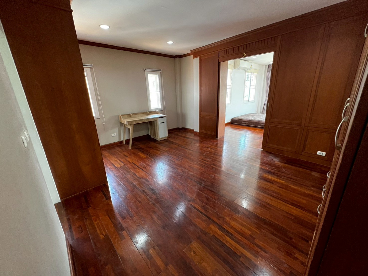 For RentHouseNonthaburi, Bang Yai, Bangbuathong : Newly renovated 4-bedroom house on Ratchaphruek Road. 166 sq.wah, located at the beginning of the project.