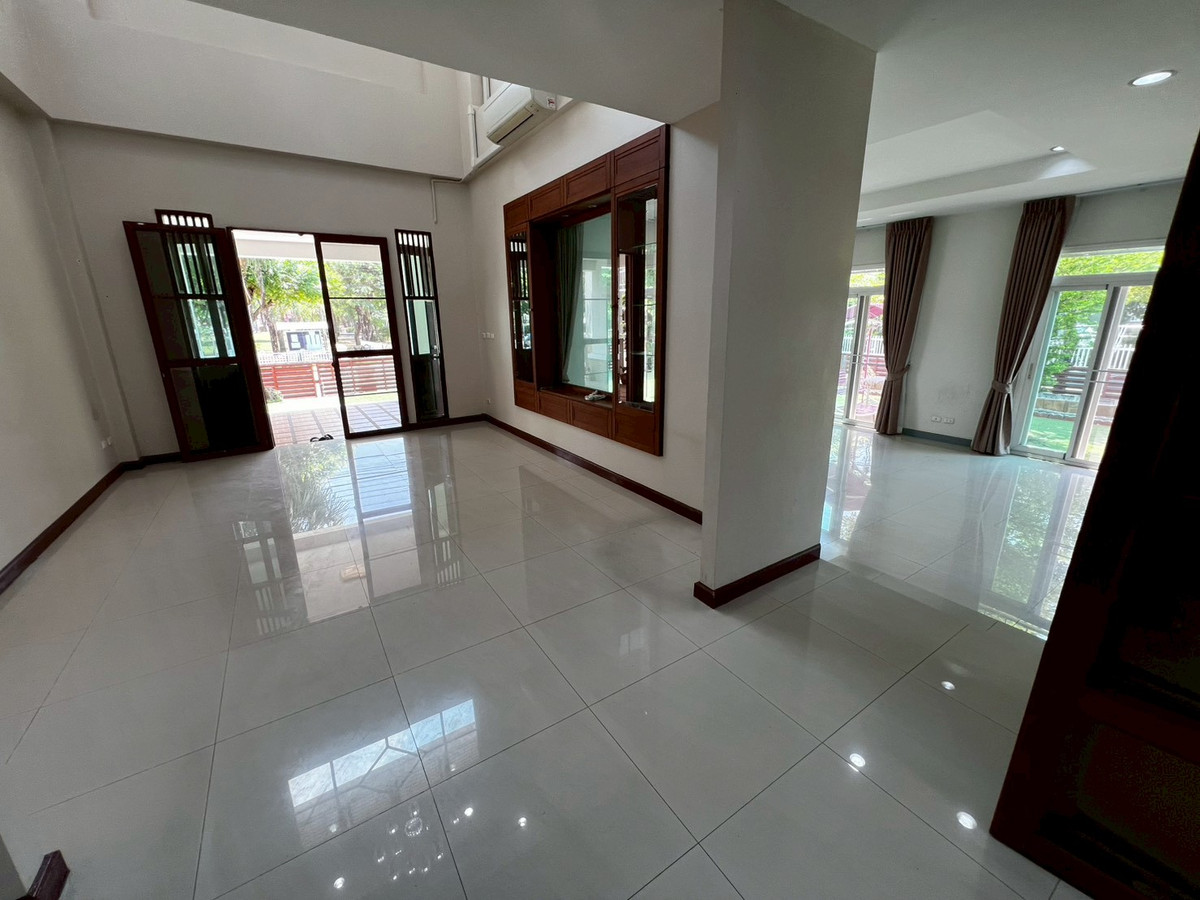 For RentHouseNonthaburi, Bang Yai, Bangbuathong : Newly renovated 4-bedroom house on Ratchaphruek Road. 166 sq.wah, located at the beginning of the project.