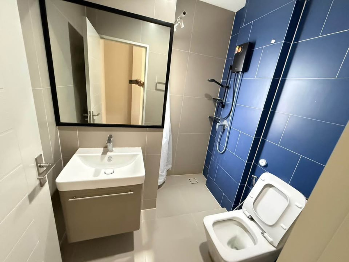 For RentHousePathum Thani,Rangsit, Thammasat : Luxury house in Bang Kadi area, near golf course, Avenue, and Bang Kadi Industrial Park.