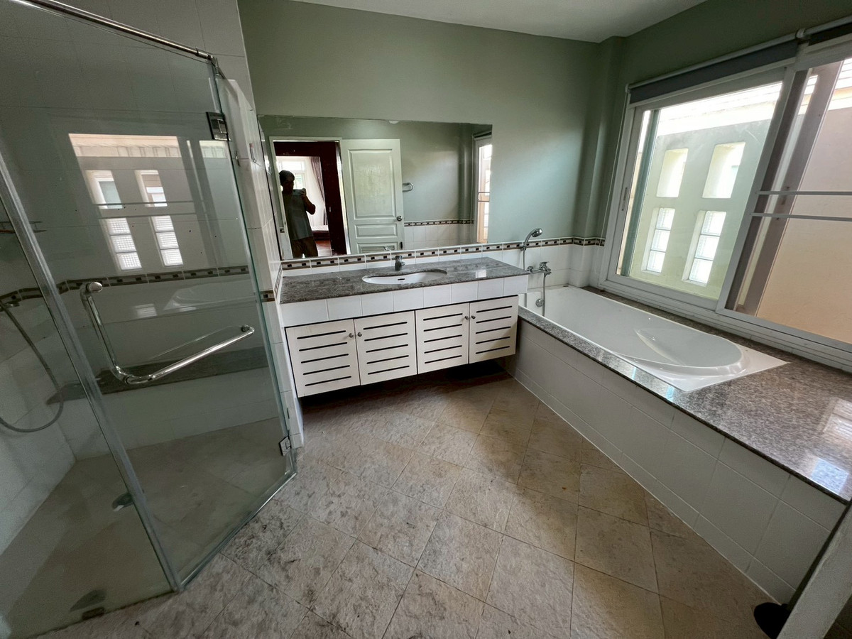 For RentHouseNonthaburi, Bang Yai, Bangbuathong : Newly renovated 4-bedroom house on Ratchaphruek Road. 166 sq.wah, located at the beginning of the project.