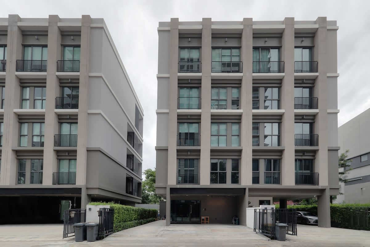 ขายโฮมออฟฟิศเลียบทางด่วนรามอินทรา : 🏢✨ ขายโฮมออฟฟิศหรู HEADQUARTERS เอกมัย-ลาดพร้าว จาก SC ASSET ทาวน์อินทาวน์