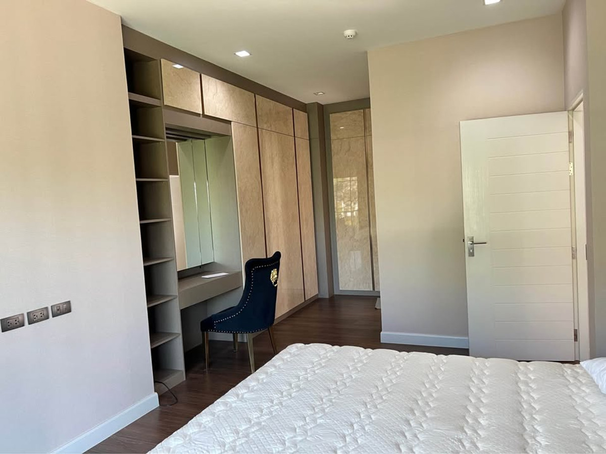 For RentHousePathum Thani,Rangsit, Thammasat : Luxury house in Bang Kadi area, near golf course, Avenue, and Bang Kadi Industrial Park.