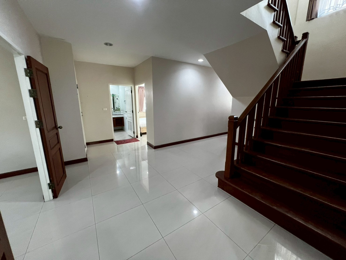 For RentHouseNonthaburi, Bang Yai, Bangbuathong : Newly renovated 4-bedroom house on Ratchaphruek Road. 166 sq.wah, located at the beginning of the project.