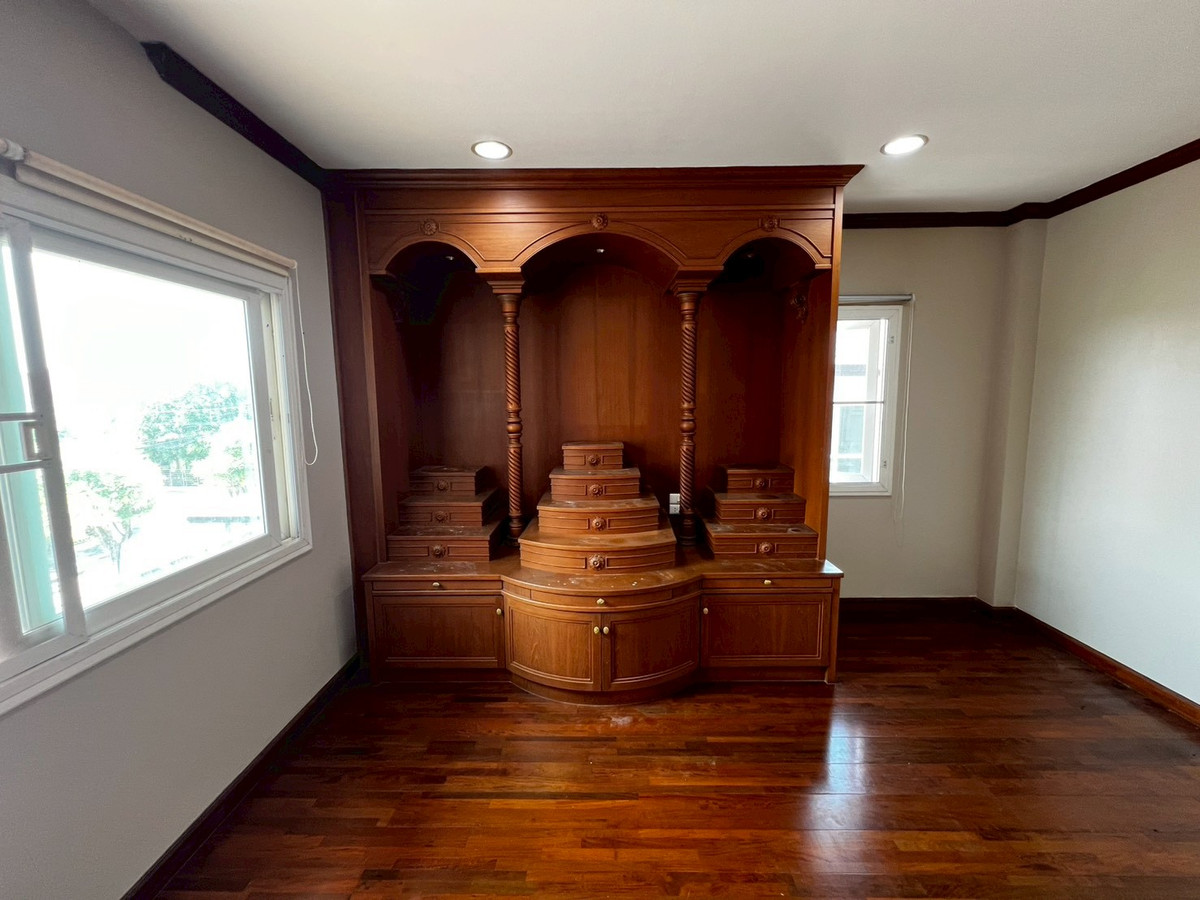 For RentHouseNonthaburi, Bang Yai, Bangbuathong : Newly renovated 4-bedroom house on Ratchaphruek Road. 166 sq.wah, located at the beginning of the project.