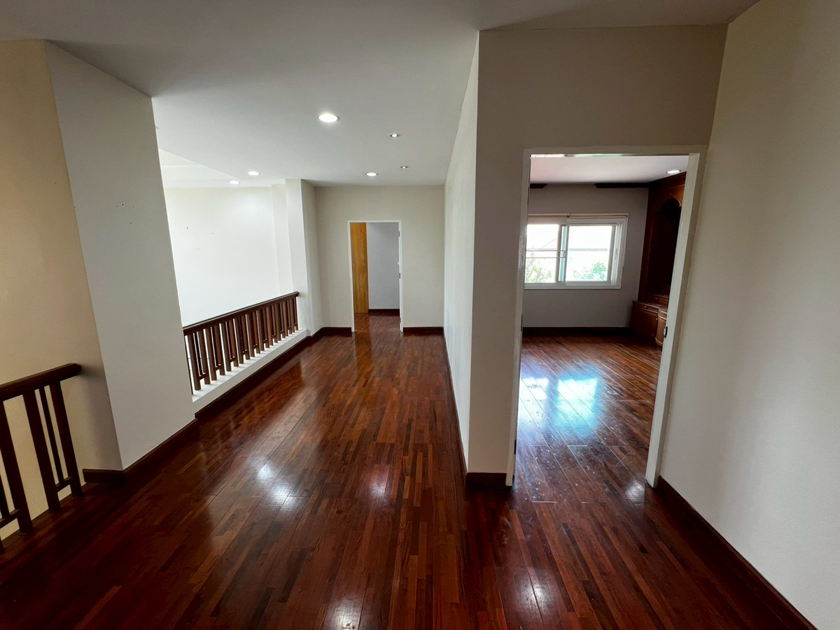 For RentHouseNonthaburi, Bang Yai, Bangbuathong : Newly renovated 4-bedroom house on Ratchaphruek Road. 166 sq.wah, located at the beginning of the project.