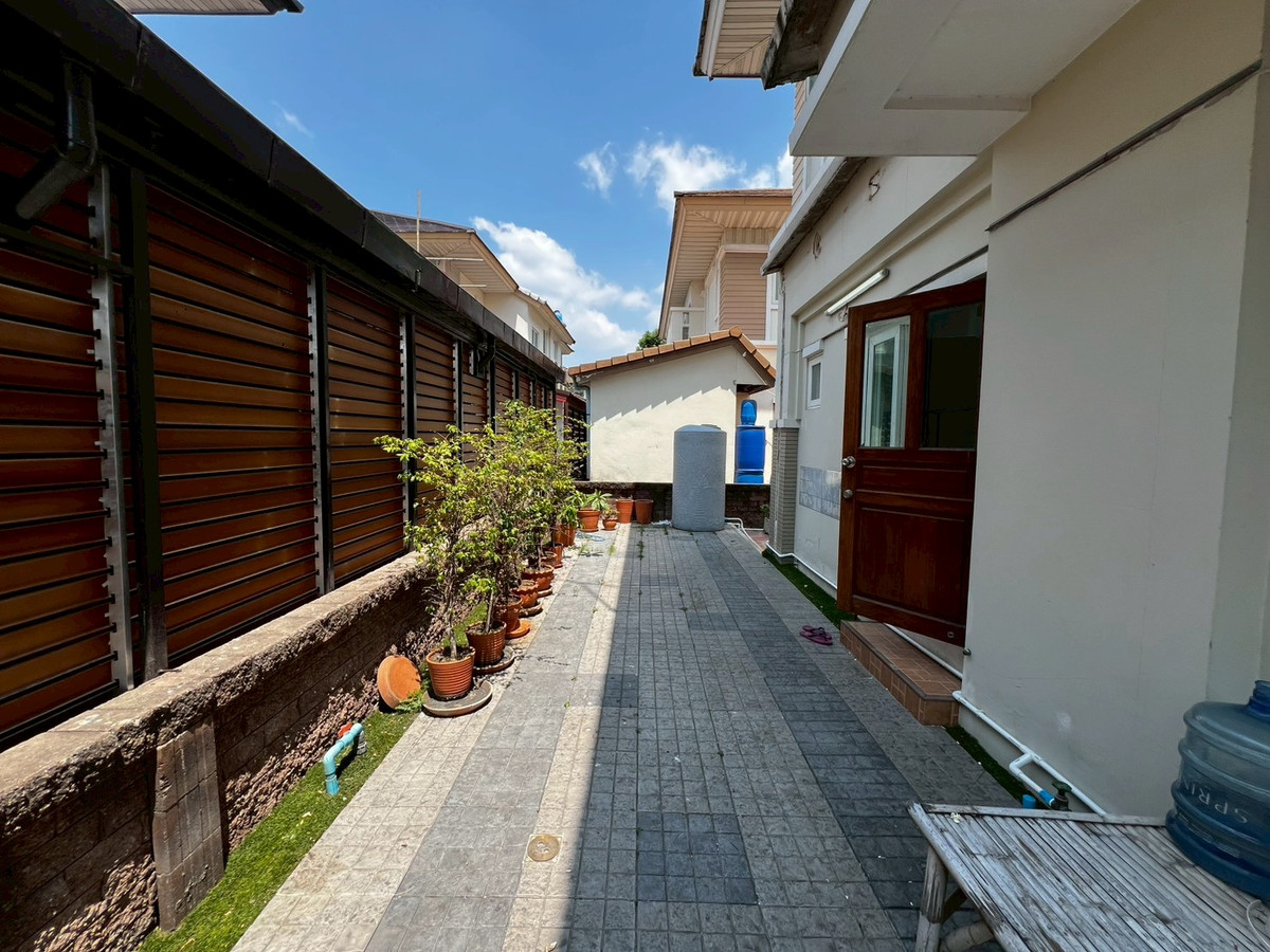 For RentHouseNonthaburi, Bang Yai, Bangbuathong : Newly renovated 4-bedroom house on Ratchaphruek Road. 166 sq.wah, located at the beginning of the project.