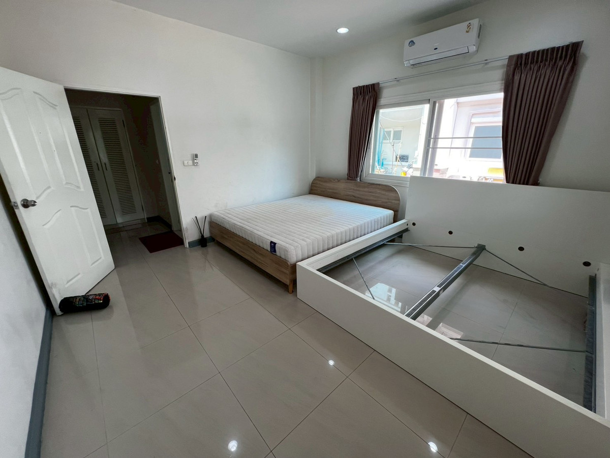 For RentHouseNonthaburi, Bang Yai, Bangbuathong : Newly renovated 4-bedroom house on Ratchaphruek Road. 166 sq.wah, located at the beginning of the project.