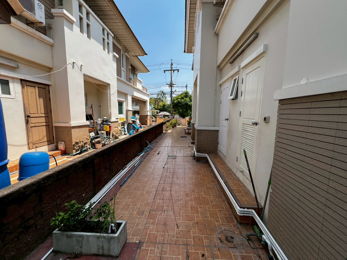 For RentHouseNonthaburi, Bang Yai, Bangbuathong : Newly renovated 4-bedroom house on Ratchaphruek Road. 166 sq.wah, located at the beginning of the project.