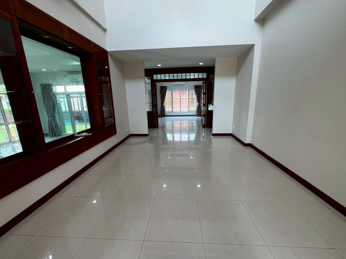 For RentHouseNonthaburi, Bang Yai, Bangbuathong : Newly renovated 4-bedroom house on Ratchaphruek Road. 166 sq.wah, located at the beginning of the project.