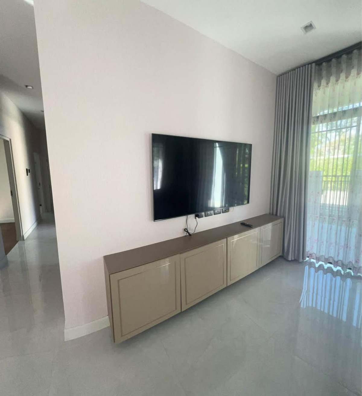 For RentHousePathum Thani,Rangsit, Thammasat : Luxury house in Bang Kadi area, near golf course, Avenue, and Bang Kadi Industrial Park.