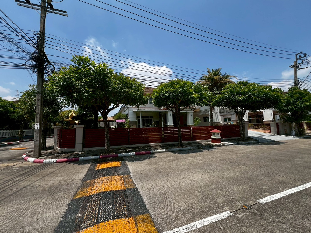 For RentHouseNonthaburi, Bang Yai, Bangbuathong : Newly renovated 4-bedroom house on Ratchaphruek Road. 166 sq.wah, located at the beginning of the project.