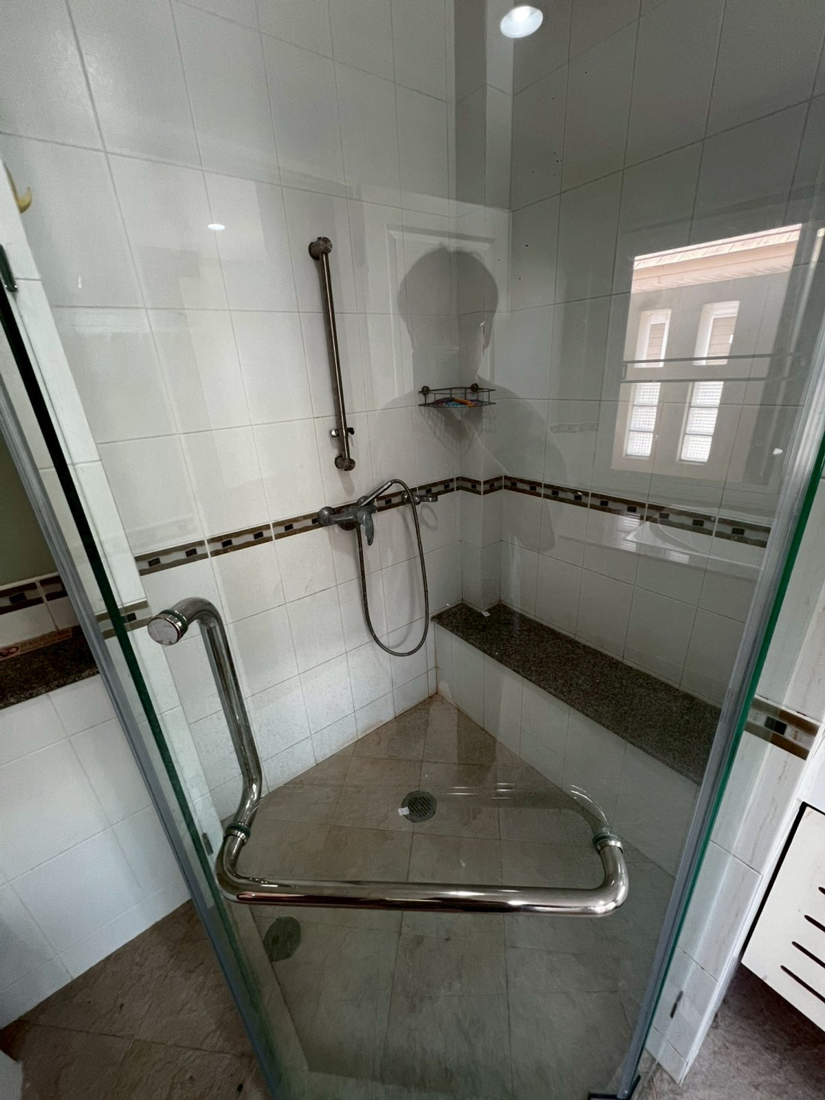 For RentHouseNonthaburi, Bang Yai, Bangbuathong : Newly renovated 4-bedroom house on Ratchaphruek Road. 166 sq.wah, located at the beginning of the project.