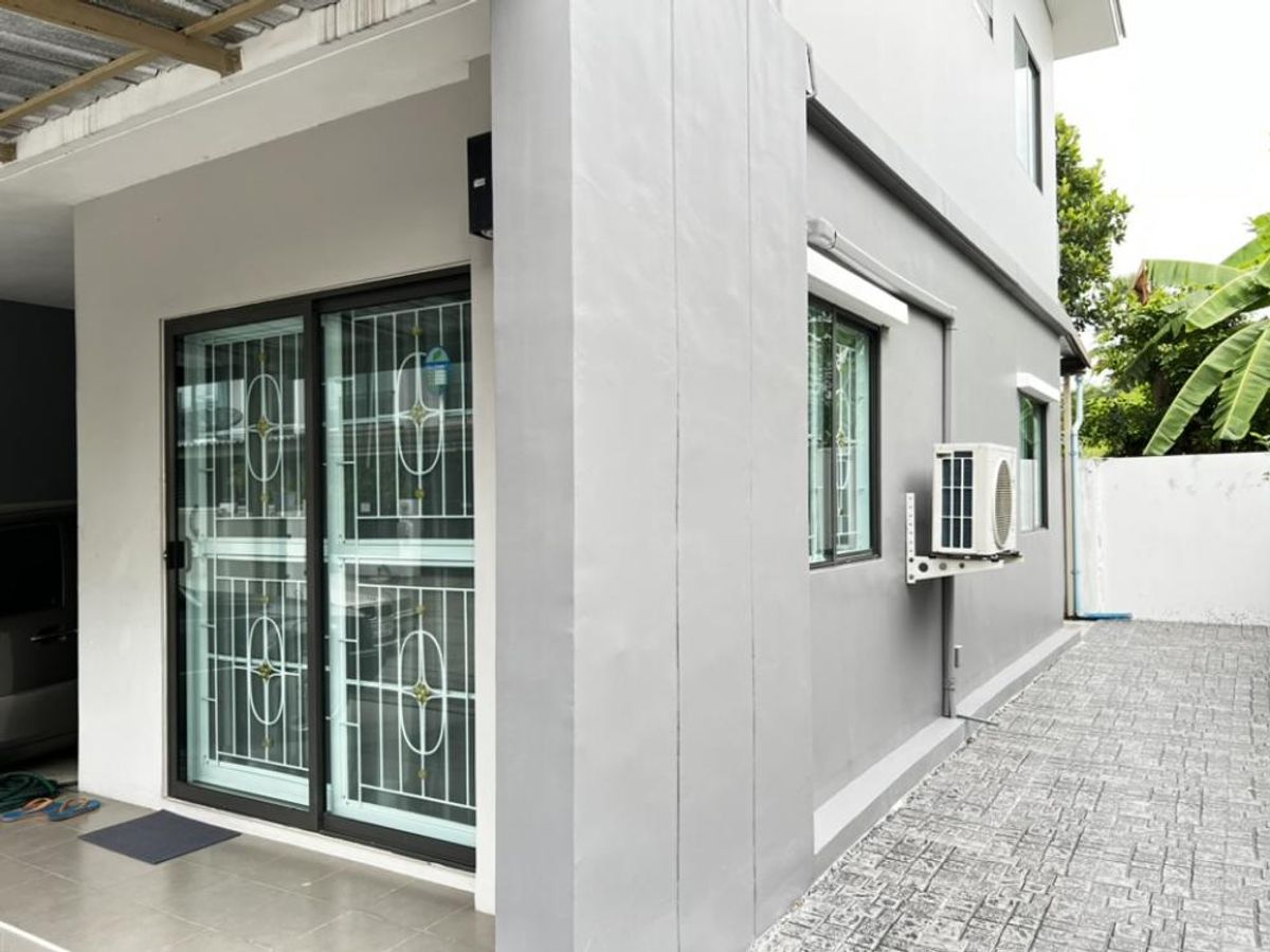 For RentTownhomeChaengwatana, Muangthong : 2-story townhome with beautiful decorative furniture for rent in Pak Kred-Sri Saman Near the Safe One Srisaman market, only 210 meters.