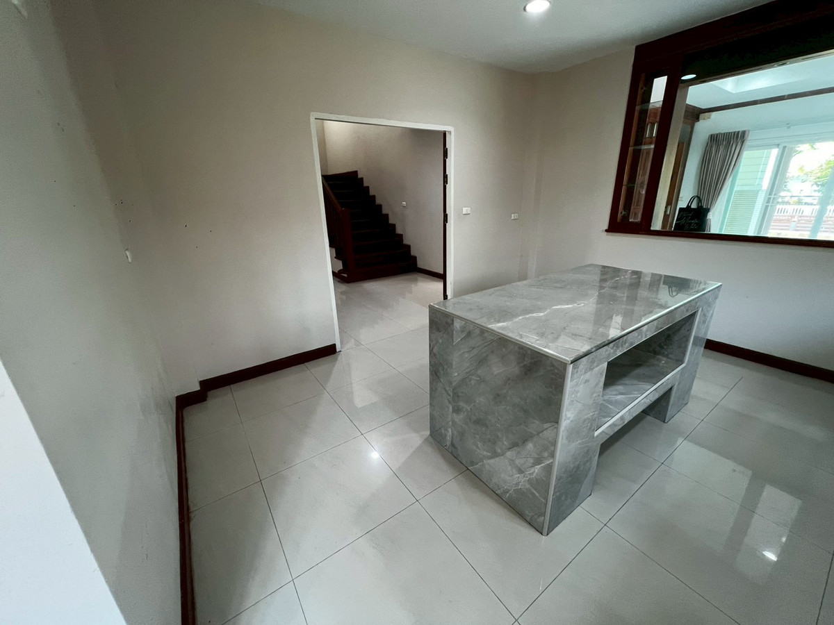 For RentHouseNonthaburi, Bang Yai, Bangbuathong : Newly renovated 4-bedroom house on Ratchaphruek Road. 166 sq.wah, located at the beginning of the project.